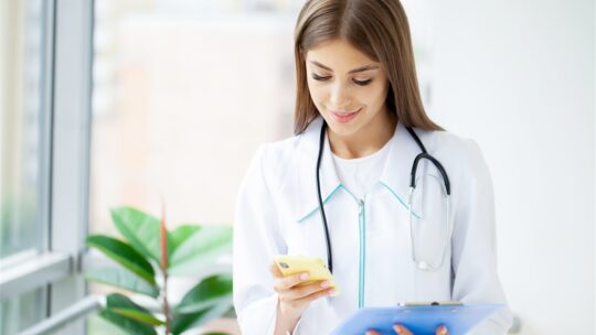 La blouse médicale écologique : une nouvelle tendance dans le secteur de la santé