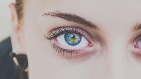 Tout ce qu’il faut savoir pour avoir des extensions de cils naturels