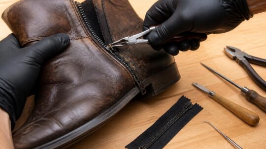 Comment changer la fermeture éclair d&rsquo;une chaussure de botte abîmée