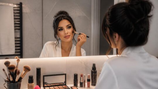Le guide ultime pour les femmes souvent maquillées : astuces et techniques