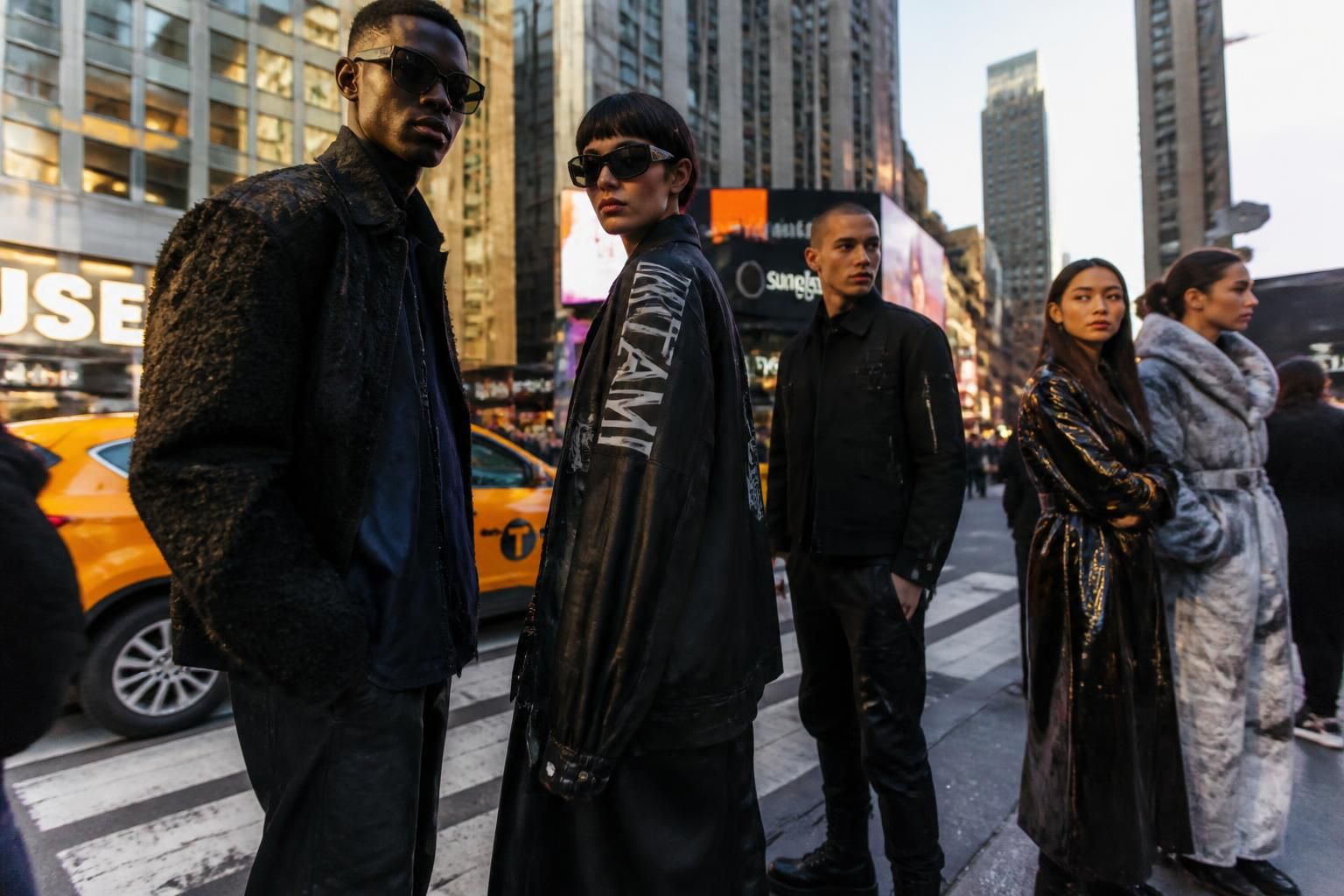 découvrez les marques new-yorkaises innovantes qui redéfinissent la mode contemporaine avec des designs avant-gardistes et une esthétique unique.