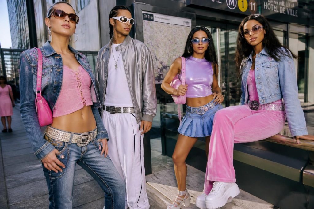 découvrez les habits des années 2000 alliant nostalgie des tendances passées et innovations stylistiques qui ont marqué une époque unique de la mode.