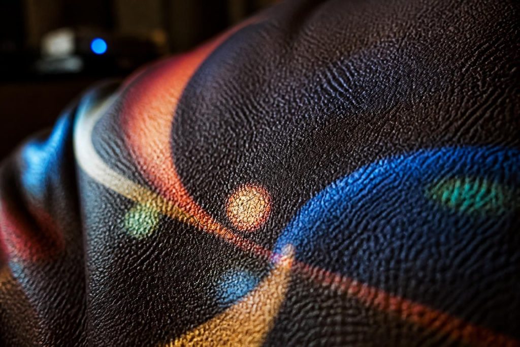 découvrez le projet innovant 'matières en grand' présentant du macro cuir projeté en grand format grâce au vidéoprojecteur epson, alliant art et technologie pour une expérience visuelle immersive.