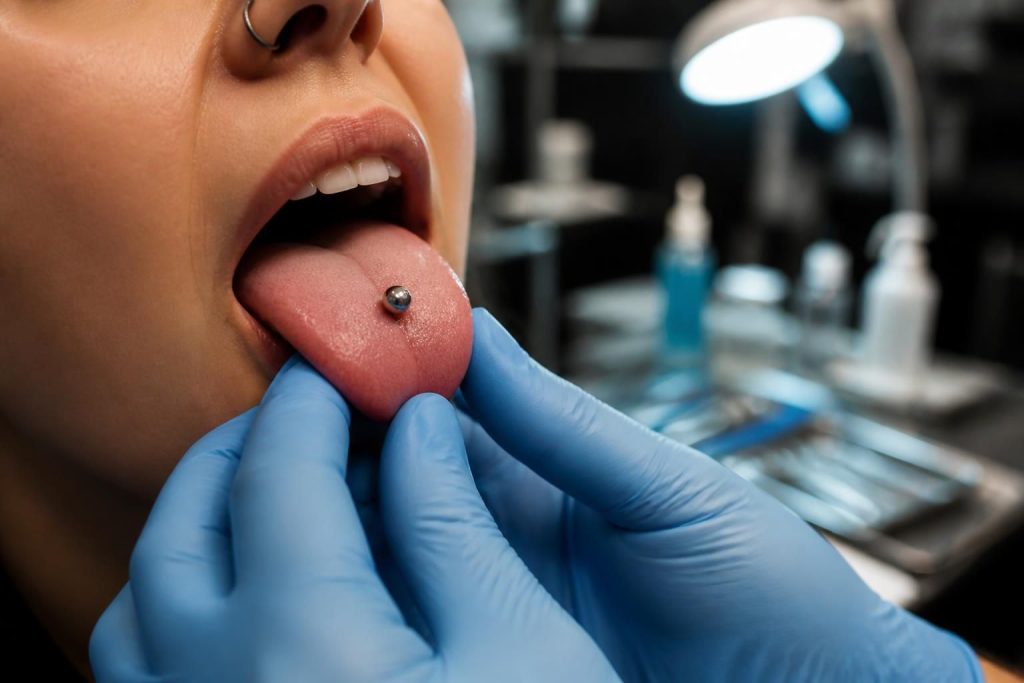 découvrez nos conseils de professionnels pour un piercing de langue sûr et réussi, avec des astuces d'hygiène et de soins adaptés.