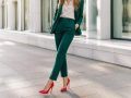 Quelle chaussure porter avec une tenue vert canard pour un beau contraste ?