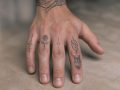 Tatouage doigt homme : comment choisir le design parfait