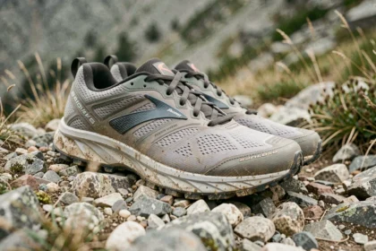 Chaussures de trail Brooks Divide 5 posées sur un sentier rocailleux en montagne, vue rapprochée de la semelle extérieure